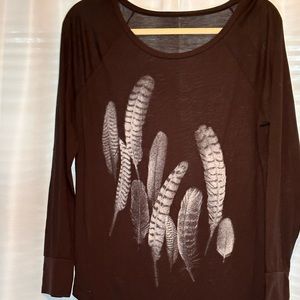 Women’s American Eagle long sleeve shirt. Black with white feathers design. XL